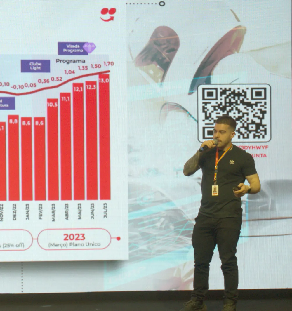 Luccas no palco apresentando o crescimento do Clube iFood